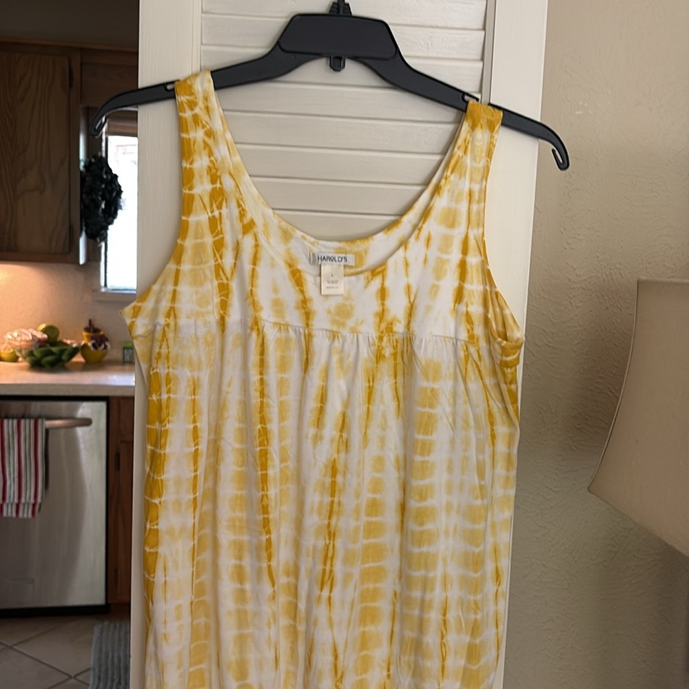 Yellow & white sleeveless top. Size L. Very summery.